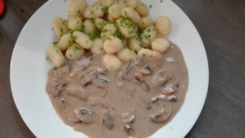 Žampionová omáčka s bramborovými noky Vaše DEDRA recepty