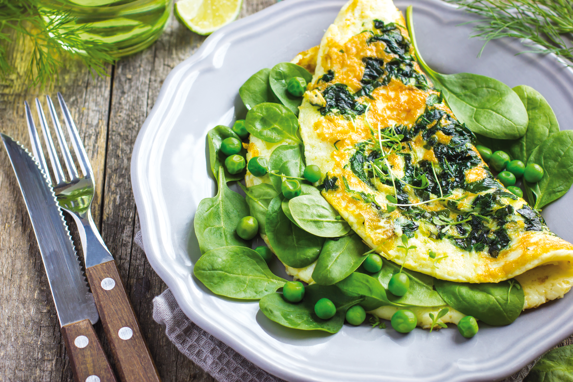 Green breakfast. Шпинатный омлет. Шпинатный Скрэмбл. Яичница со шпинатом. Омлет со шпинатом и сыром.